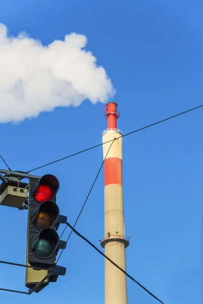 Industrieschornstein und Rotlicht — Stockfoto