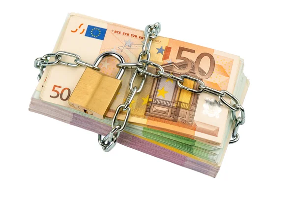 Банкноты евро с цепью и замком — стоковое фото
