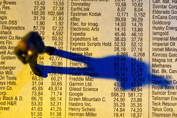 Precios de las acciones en un periódico — Foto de Stock