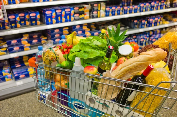 Carrinho de compras em um supermercado — Fotografia de Stock