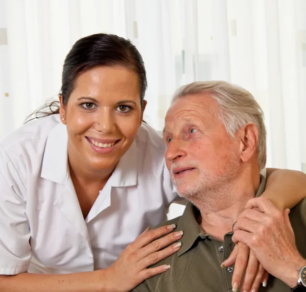 Медсестра по уходу за пожилыми людьми для пожилых людей в домах престарелых — стоковое фото