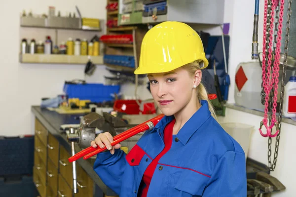 Mechanic in workshop — Stock Photo, Image