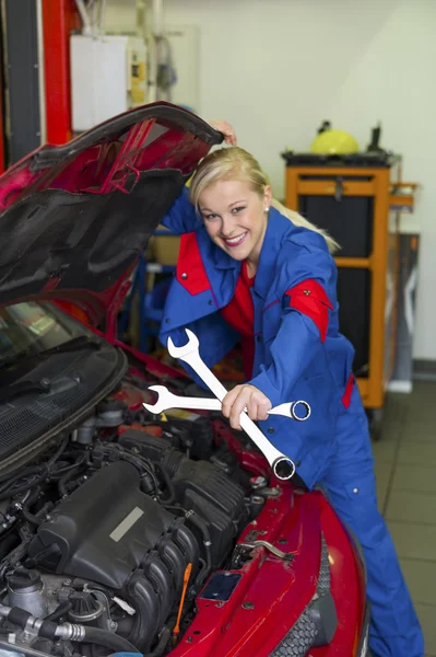 Vrouw als monteur in de garage — Stockfoto