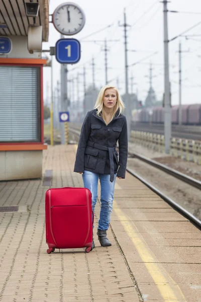 Mulher à espera de estação de trem em sua — Fotografia de Stock