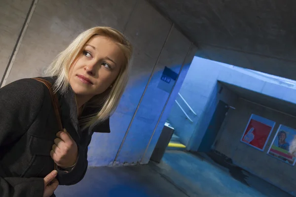 Kvinnan i tunneln är rädd — Stockfoto