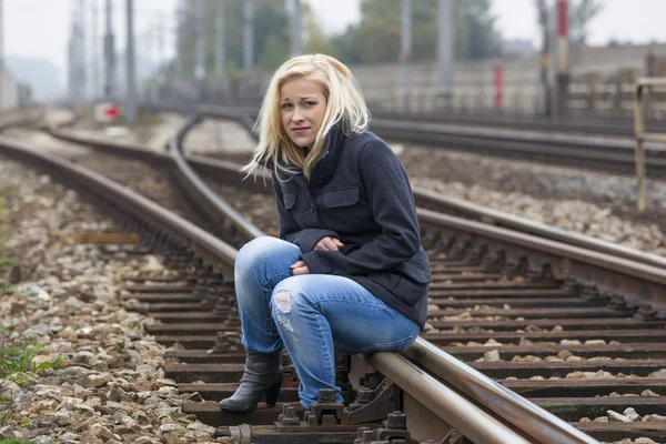 Kvinnan ledsen, orolig och deprimerad — Stockfoto