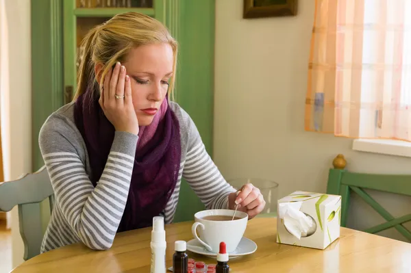 Kvinnan har en förkylning. influensa säsong — Stockfoto