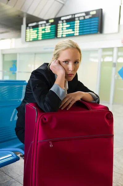 Podnikatelka, čekání na letišti — Stock fotografie