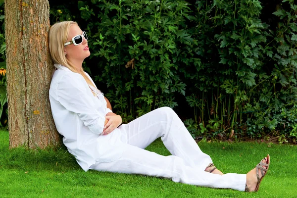 Portrait d'une femme avec des lunettes de soleil — Photo