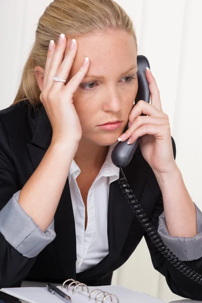 Απογοητευμένοι γυναίκα με το τηλέφωνο στο γραφείο — Φωτογραφία Αρχείου