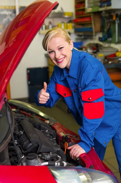 Vrouw als monteur in de garage — Stockfoto