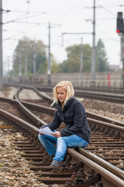 Vrouw zelfmoord met gedachten op het goede spoor — Stockfoto