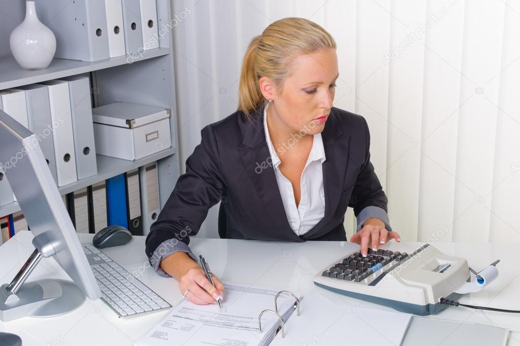 Девушка бухгалтер. Найти работу бухгалтер на удаленке. Работа бухгалтером удаленно. Бухгалтер в общепите. Офис бухгалтера.