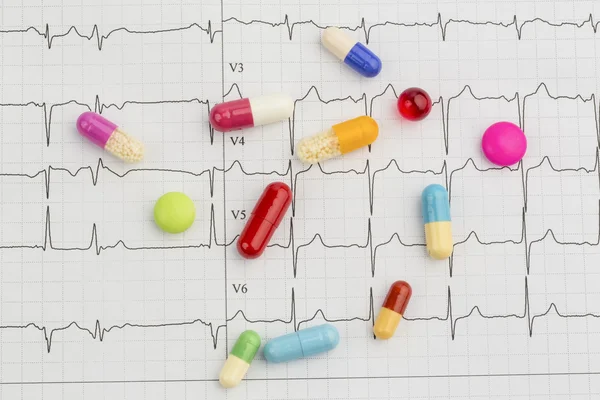 Tablets on an ecg — Stock Photo, Image