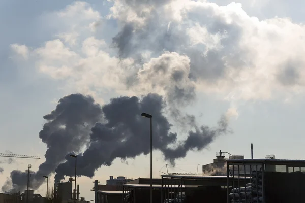 배기 가스와 산업 굴뚝 — 스톡 사진