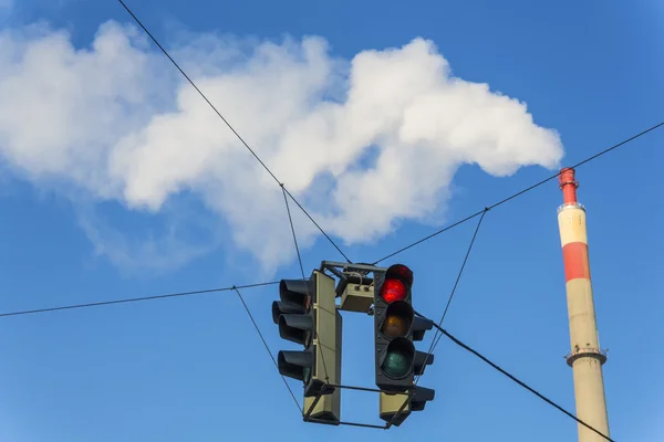 Industrieschornstein und Rotlicht — Stockfoto