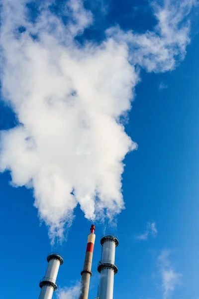 Chaminé industrial fumante — Fotografia de Stock