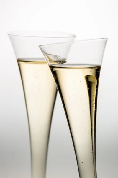 Champagne ou vin mousseux dans un verre de champagne — Photo