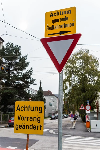 Verkehrszeichen und regulatorische Schilder — Stockfoto