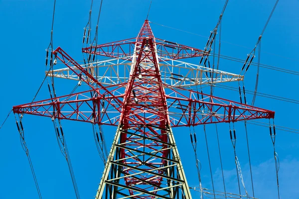 Torres de alta tensão de uma linha elétrica — Fotografia de Stock