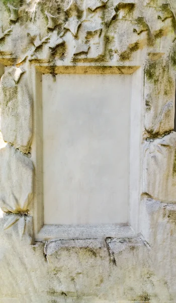 Piedra de tumba en un cementerio — Foto de Stock