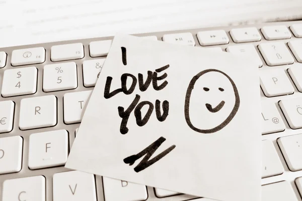 Nota en el teclado de la computadora: te amo — Foto de Stock
