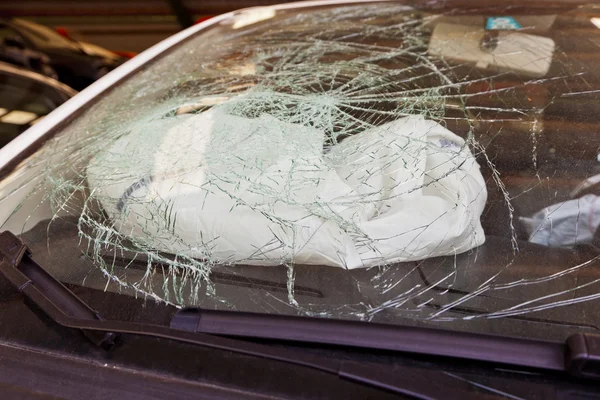 Rozbité sklo a airbag — Stock fotografie