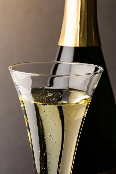 Coupe de champagne avec bouteille de champagne — Photo