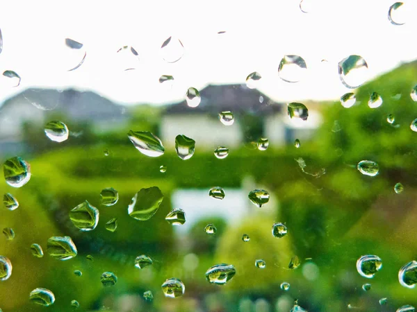 Cadute di pioggia su un pannello della finestra — Foto Stock
