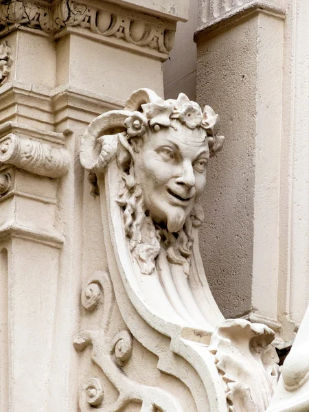 Скульптури на фасаді старого будинку у Відні — стокове фото