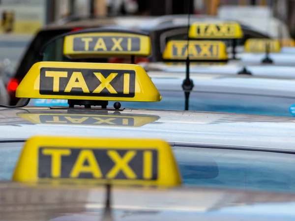 Taxis en una parada de taxis —  Fotos de Stock