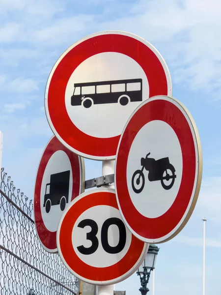 Verschiedene Verkehrszeichen, — Stockfoto