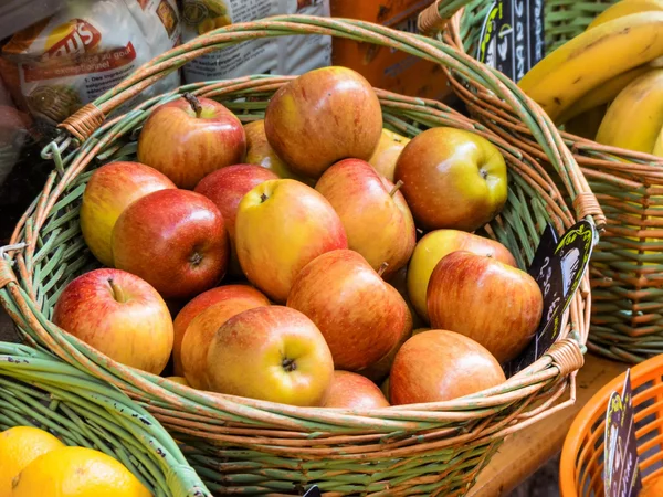 Korg med äpplen på marknaden — Stockfoto