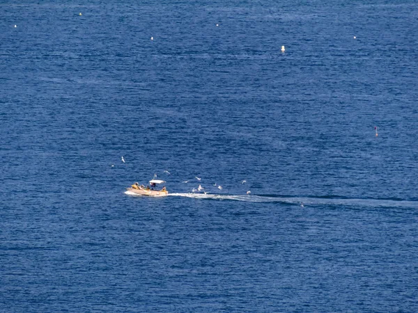 Fiskebåt på väg till havet — Stockfoto