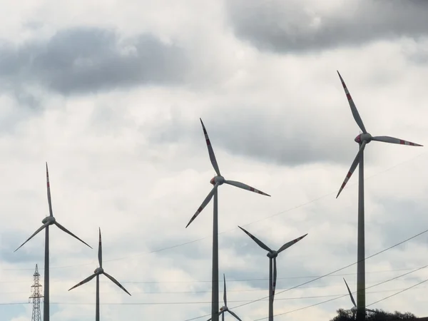 Éoliennes et pôles électriques — Photo