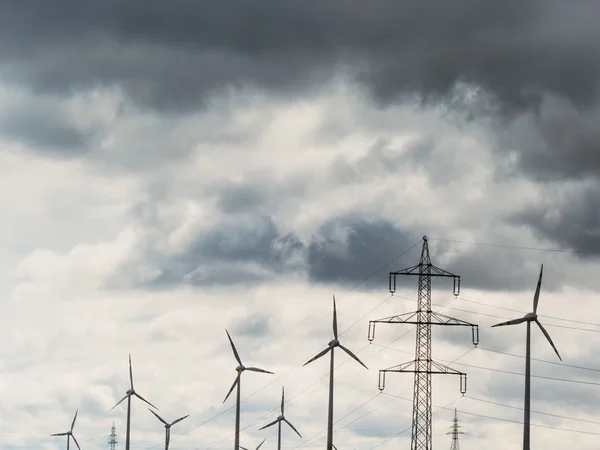 Turbina eólica e postes de potência — Fotografia de Stock