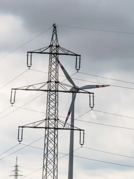 Turbina eólica e postes de potência — Fotografia de Stock