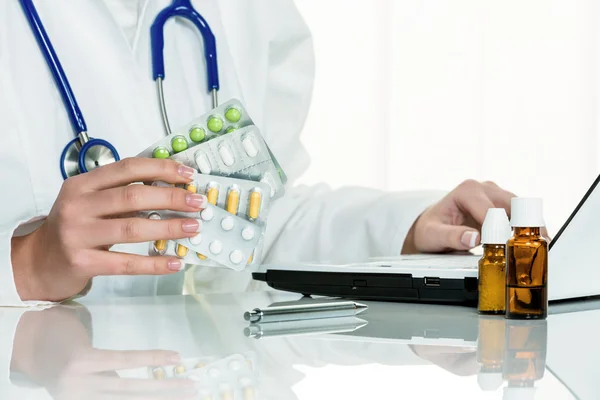 Lekarz pisze receptę na tabletki — Zdjęcie stockowe