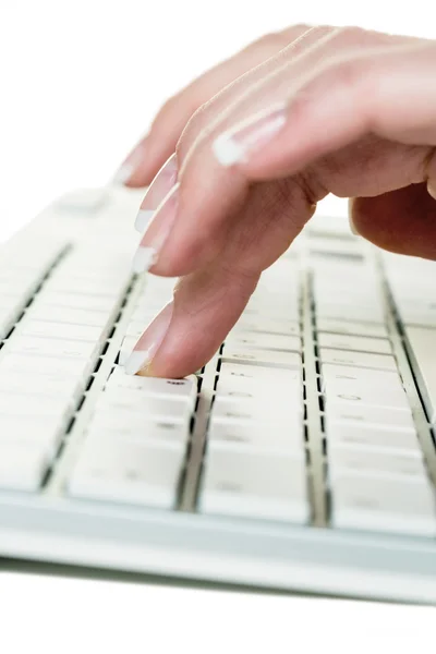 Femme au bureau avec ordinateur — Photo