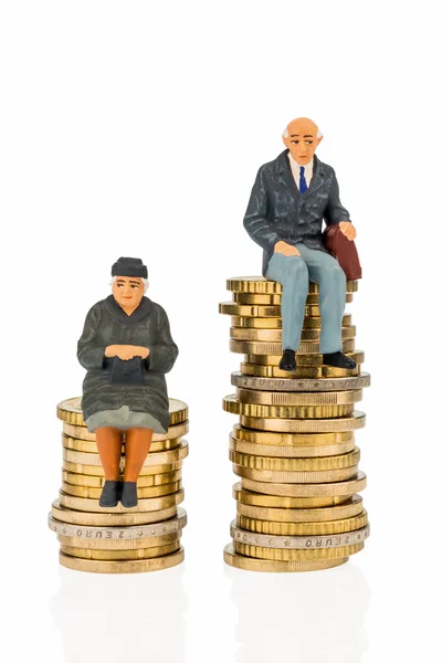 Συνταξιούχοι και συνταξιούχος στη στοίβα χρήματα — Φωτογραφία Αρχείου