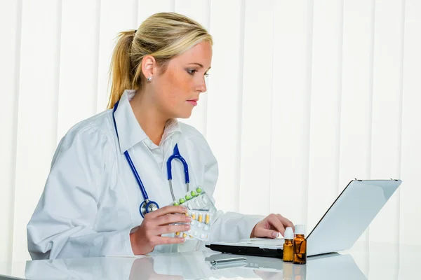 Medico scrive una prescrizione per compresse — Foto Stock