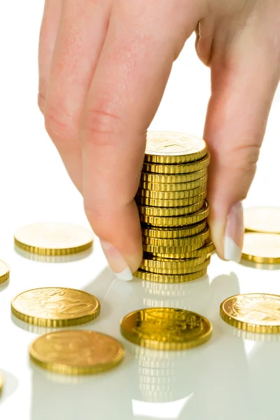 Εξοικονομήστε χρήματα γυναίκα με στοίβα των κερμάτων — Φωτογραφία Αρχείου