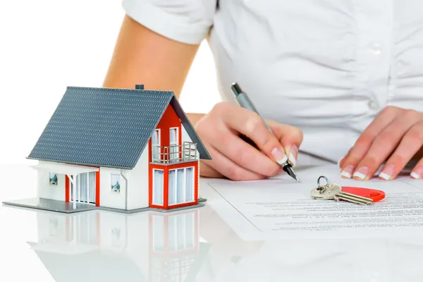 Woman signs agreement for house — Stock Photo, Image