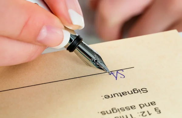 Mano con pluma estilográfica escribe bajo contrato — Foto de Stock