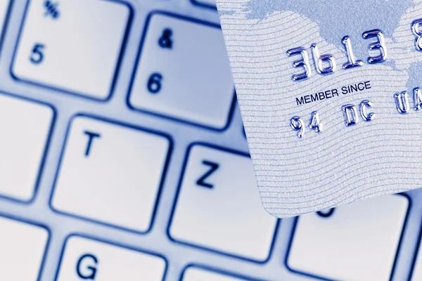 Cartão de crédito e teclado — Fotografia de Stock