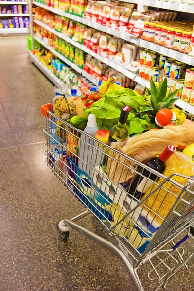 Shopping cart in a supermarket — Stock Photo, Image