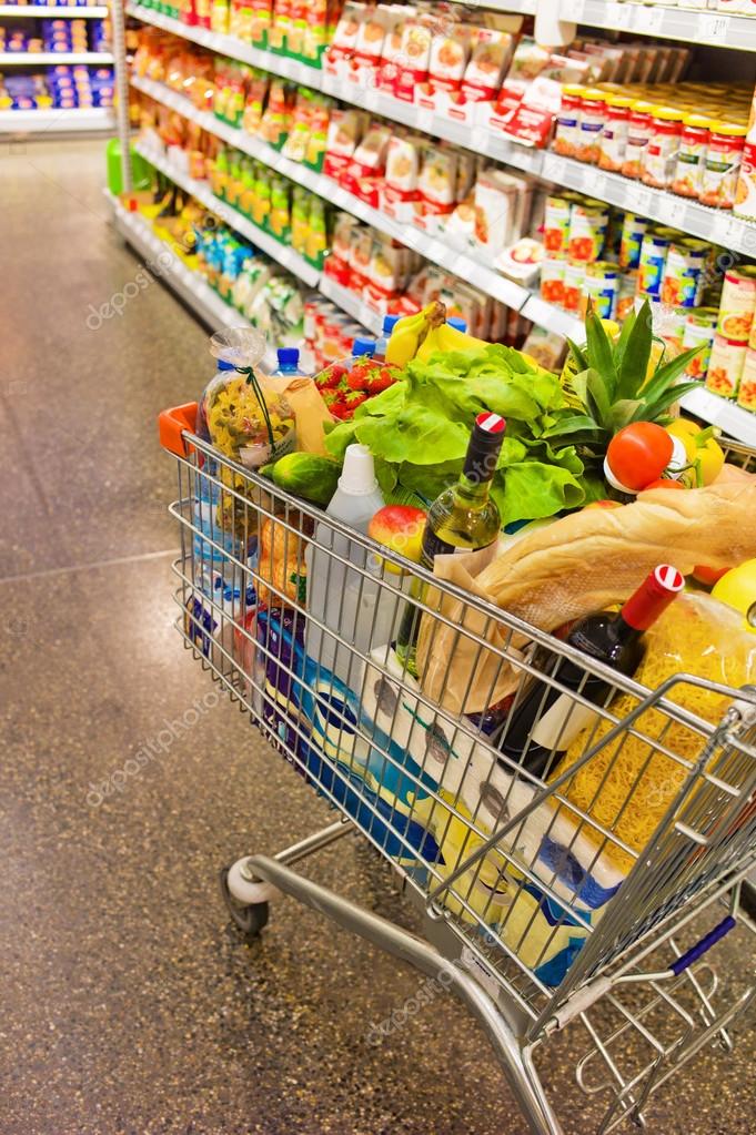 Carrito de compras en un supermercado: fotografía de stock