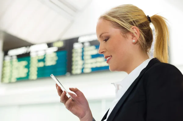 Kvinna skriva ett textmeddelande med hennes mobiltelefon — Stockfoto