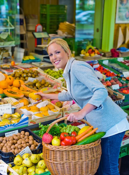 Женщина на рынке фруктов и овощей — стоковое фото