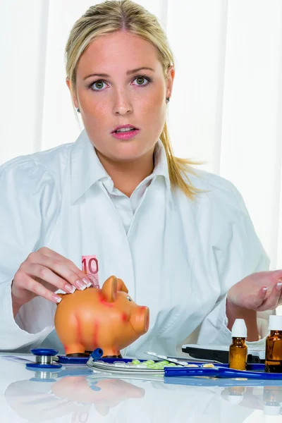 Médecin dans sa pratique — Photo